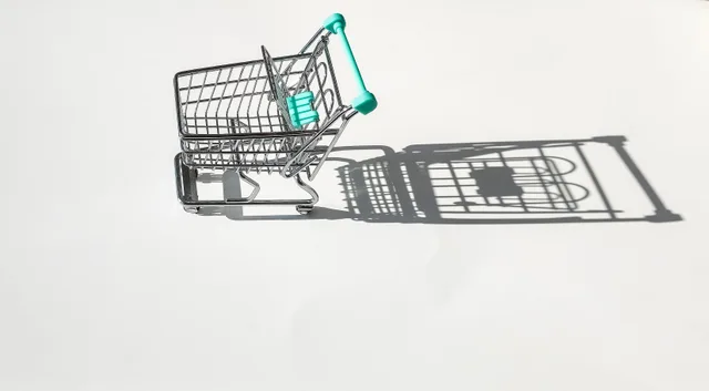 A minimalist image of a small shopping cart casting a shadow on a white surface, captured from above. Ecommerce retention benchmarks for US retailers: the numbers behind repeat purchase