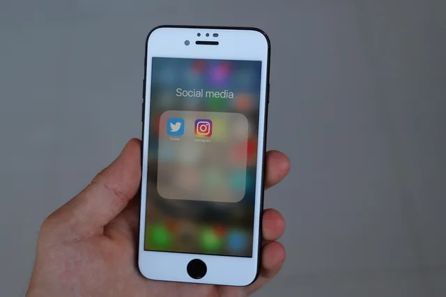 iphone, smartphone, social media, phone, mobile phone, icon, display, app, social networks, internet, social, facebook, twitter, instagram, twitter, twitter, twitter, twitter, twitter, instagram, instagram. Ecommerce social media examples: six brand accounts and the work behind each post